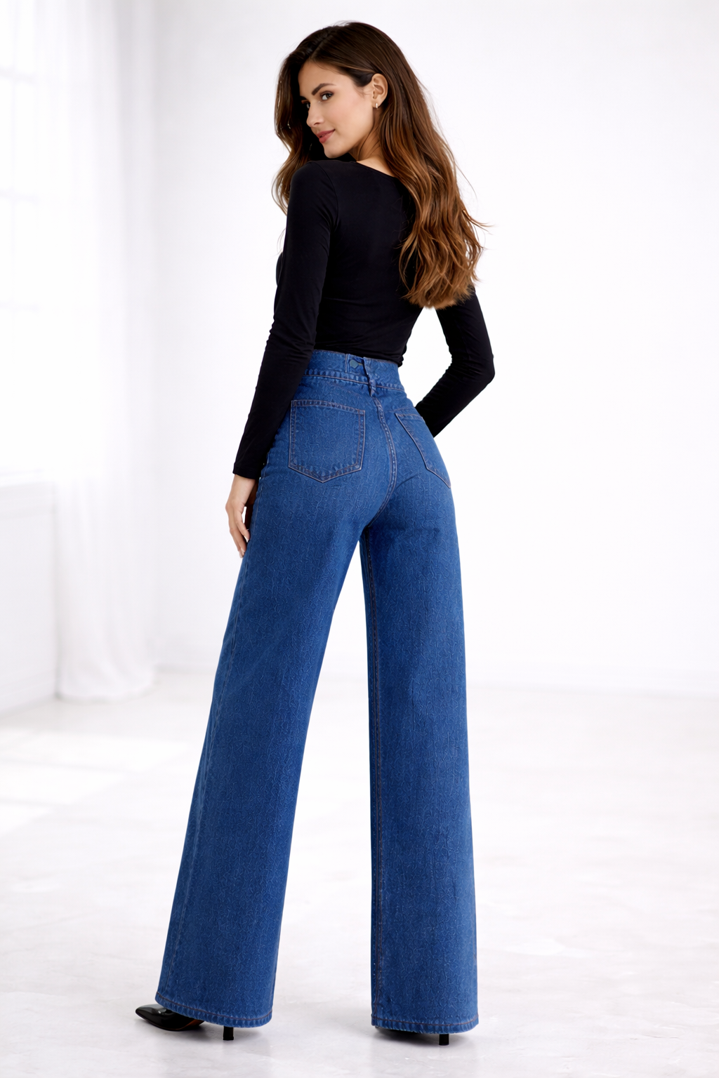 Clara – Classic High-Waist Denim